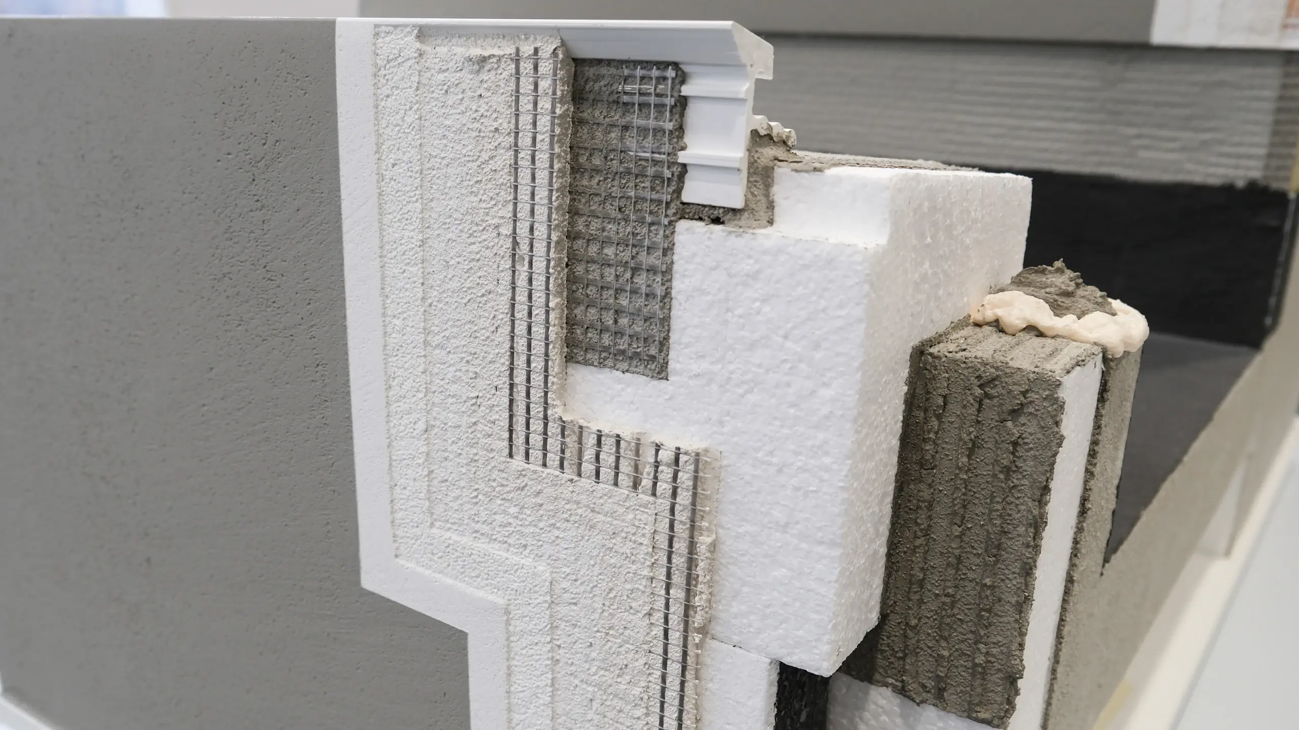 Systemquerschnitt des RoofEtics Dachabschlussprofils mit Darstellung aller Schichten