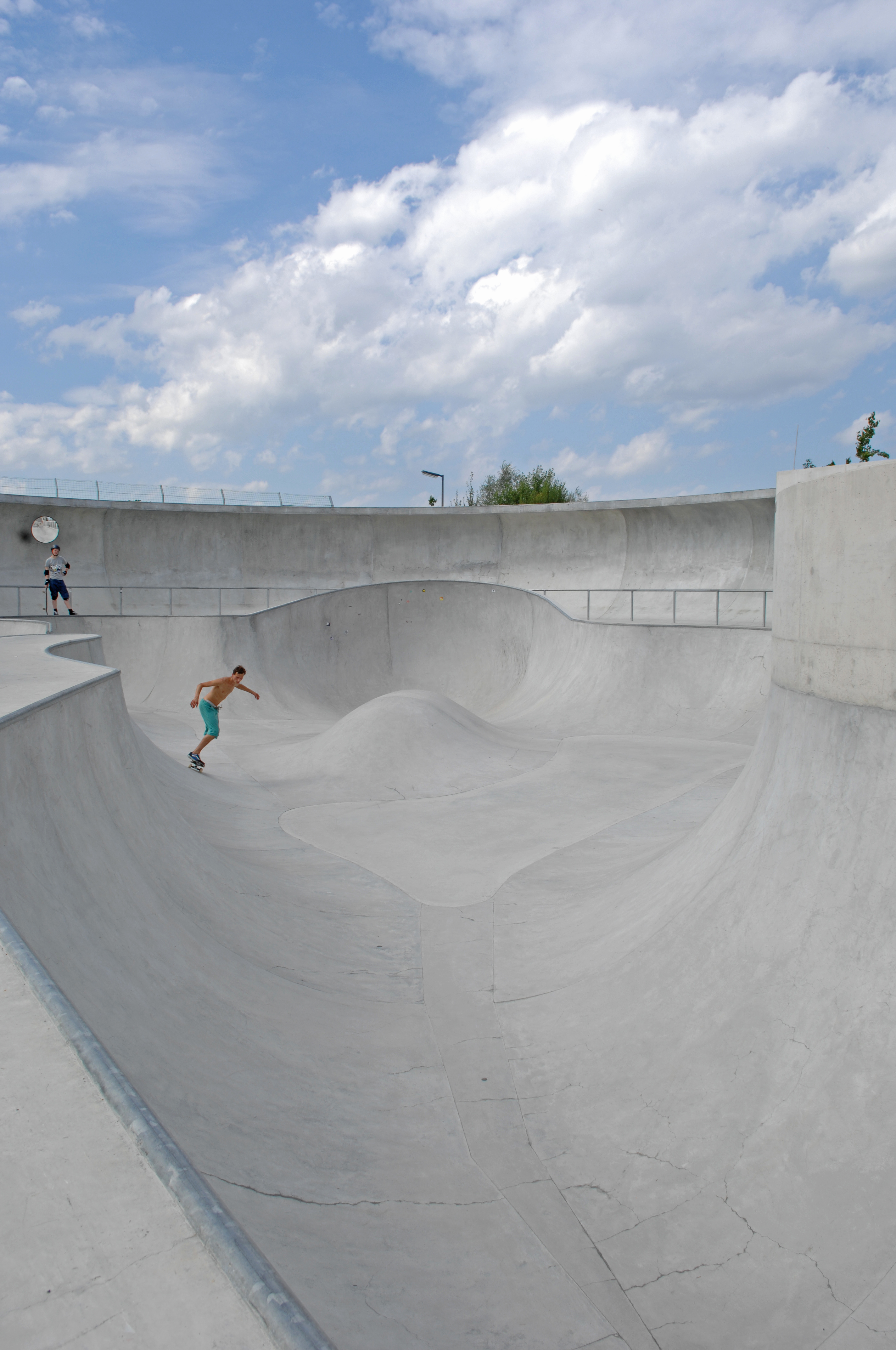 Ein komplett aus Beton gebauter Skatepark 