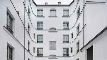 Immeuble historique avec façade crépie en blanc et isolée avec Fixit 222 Aerogel Enduit isolant haute performance.