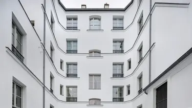 Historisches Mehrfamilienhaus mit weiss verputzter und gedämmter Fassade aus Fixit 222 Aerogel Hochleistungsdämmputz.