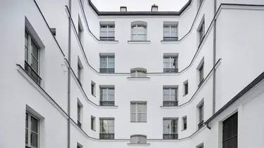 Historisches Mehrfamilienhaus mit weiss verputzter und gedämmter Fassade aus Fixit 222 Aerogel Hochleistungsdämmputz.