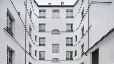 Immeuble historique avec façade crépie en blanc et isolée avec Fixit 222 Aerogel enduit isolant haute performance. 