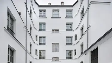 Immeuble historique avec façade crépie en blanc et isolée avec Fixit 222 Aerogel Enduit isolant haute performance. 