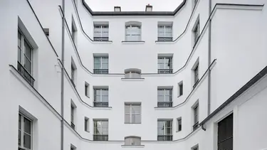 Historisches Mehrfamilienhaus mit weiss verputzter und gedämmter Fassade aus Fixit 222 Aerogel Hochleistungsdämmputz. 