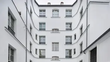 Immeuble historique avec façade crépie en blanc et isolée avec Fixit 222 Aerogel, enduit isolant haute performance. 