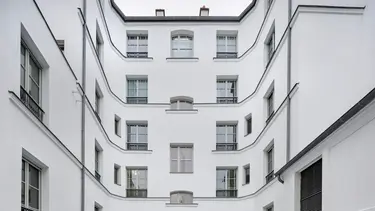 Historisches Mehrfamilienhaus mit weiss verputzter und gedämmter Fassade aus Fixit 222 Aerogel Hochleistungsdämmputz. 