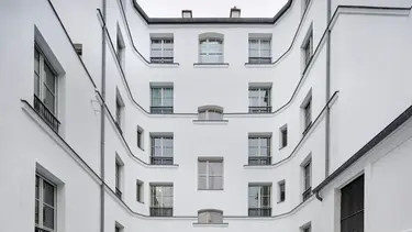 Immeuble historique avec façade crépie en blanc et isolée avec l'enduit isolant haute performance Fixit 222 Aerogel. 