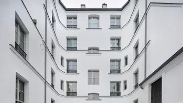  Historisches Mehrfamilienhaus mit weiss verputzter und gedämmter Fassade aus Fixit 222 Aerogel Hochleistungsdämmputz. 