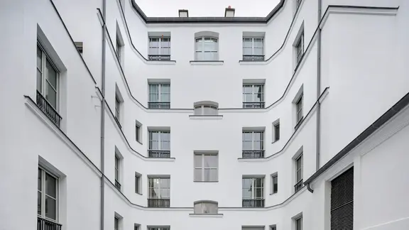 Historisches Mehrfamilienhaus mit weiss verputzter und gedämmter Fassade aus Fixit 222 Aerogel Hochleistungsdämmputz.