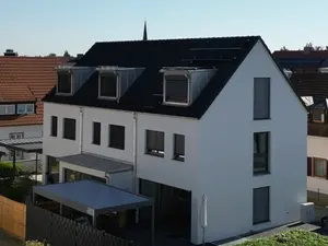  Drohnenaufnahme von Neubauten in Garching mit Fokus auf die Außenwände, die besonders dünn sind aufgrund der Verwendung von Wärmedämmputz.