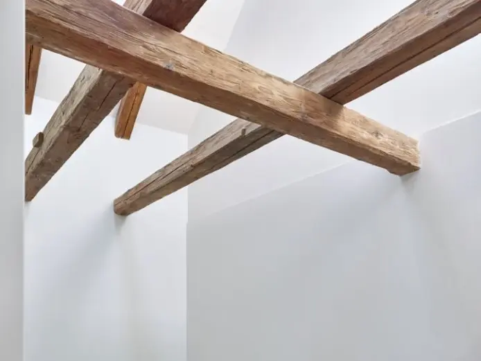 Sanierter Innenraum mit einer Innendämmung aus Mineralschaumplatten und fertig ausgeführter Wandoberfläche.