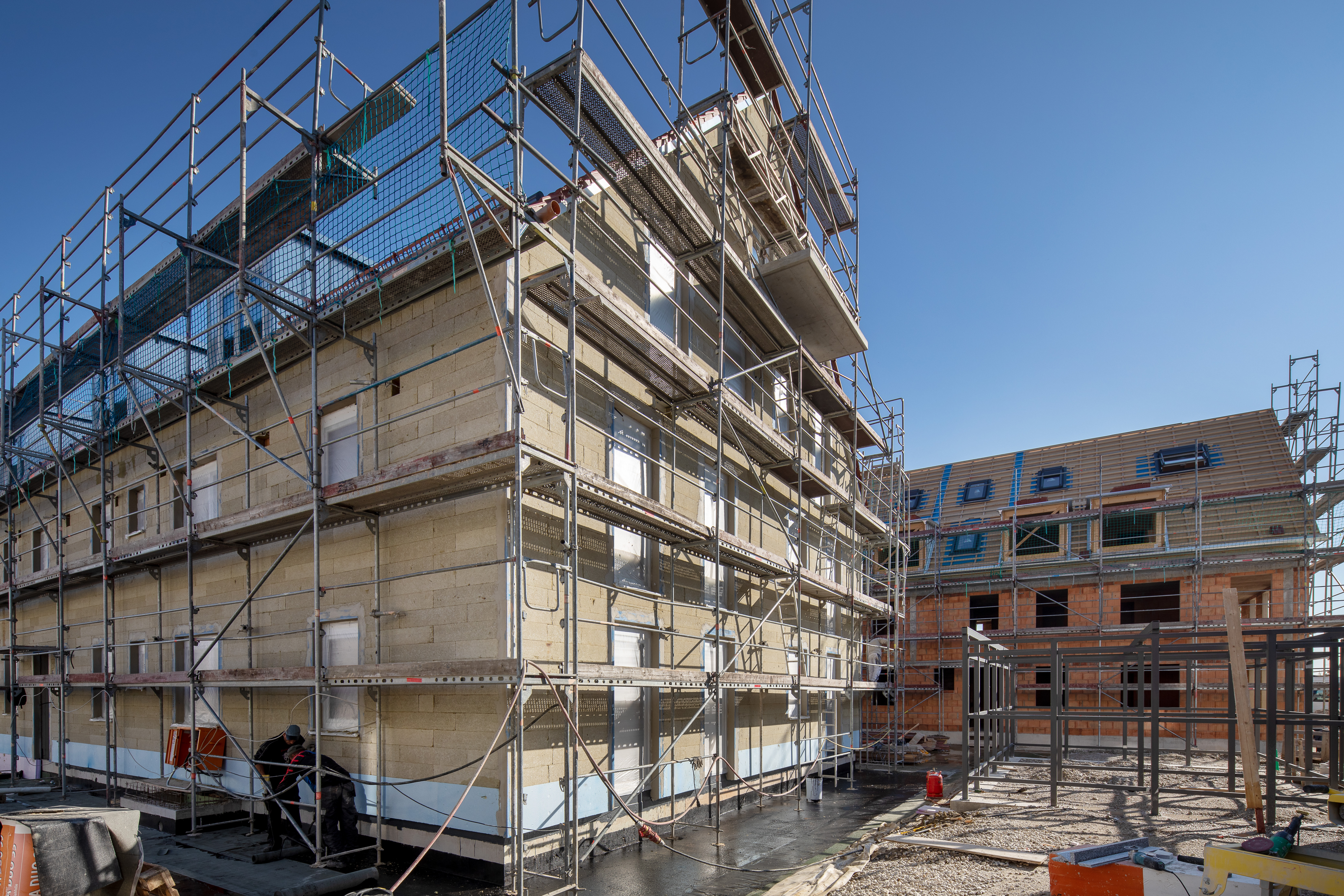 Gerüst ums Gebäude auf einer Baustelle