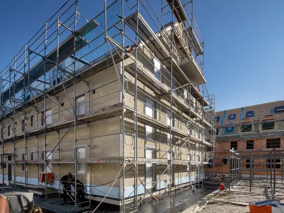 Gerüst ums Gebäude auf einer Baustelle