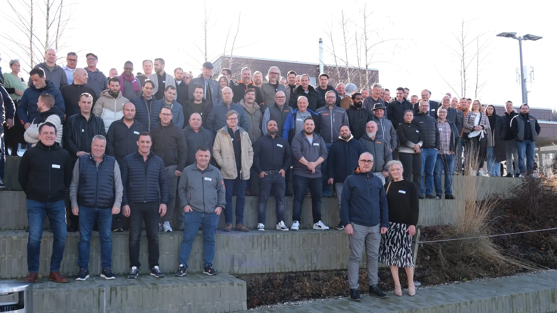 [Translate to French (CH):] Gruppenfoto von allen Teilnehmenden auf den Stufen vor dem Bildungspark Dagmersellen