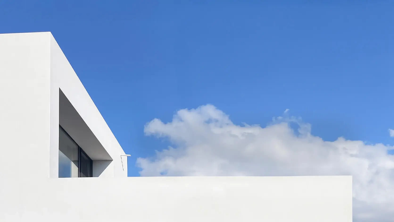 Key Visual eines weiss verputzen, modernen Dachrands mit RoofEtics® System