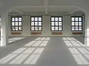 Einblick ins Innere des renovierten Denkmalschutzes, mit Fokus auf die Fenster