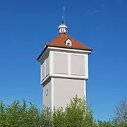 Blick auf die Außenansicht des Wasserturms in Erdin