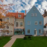 Blaue Außenfassade der Freisinger Luckengasse