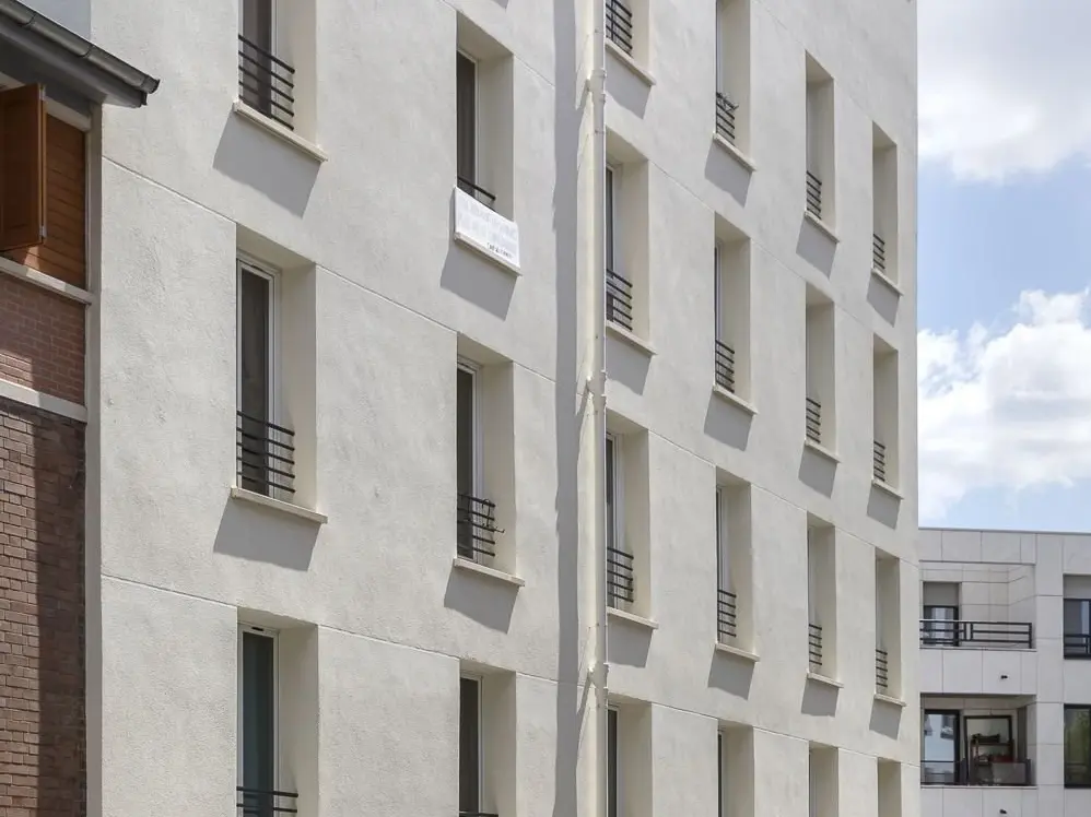 Detailansicht der Fassade mit parkenden Autos