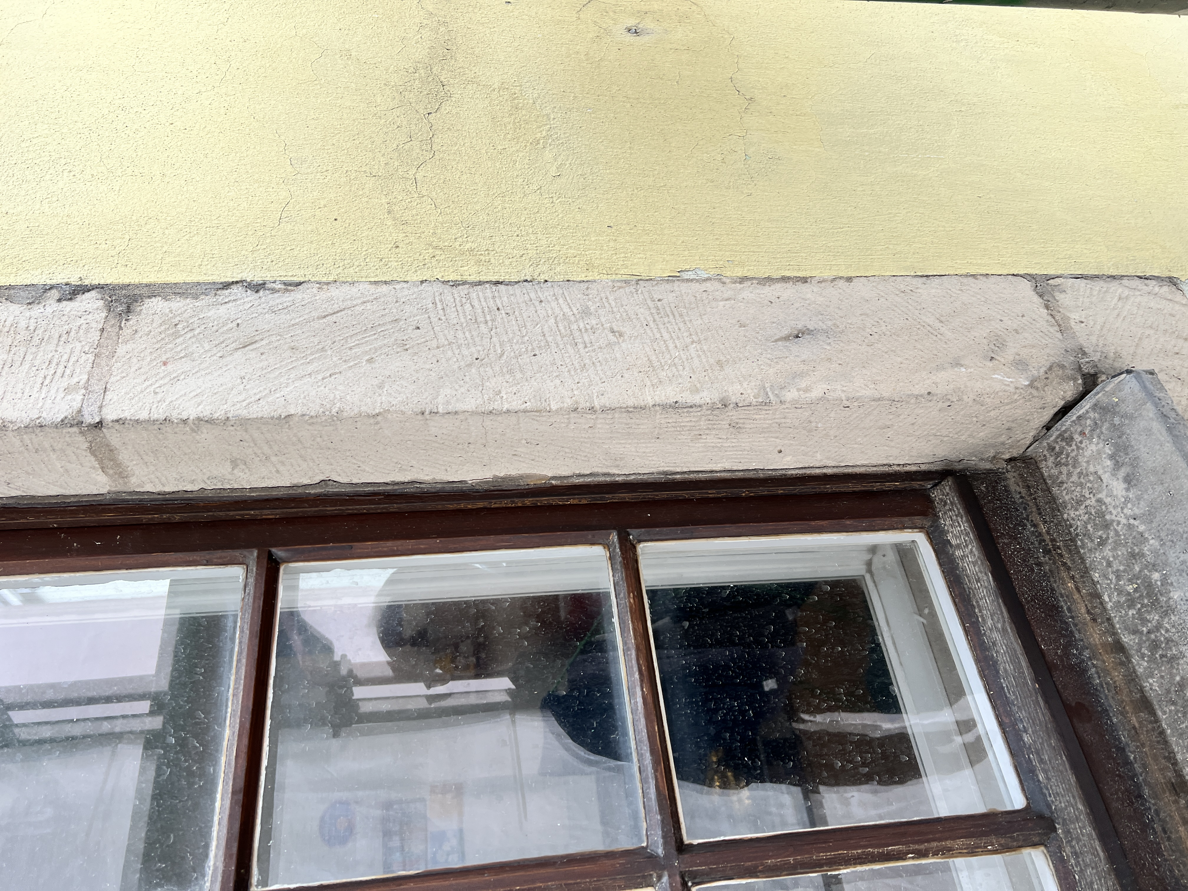 Vor der Sanierung: Die alten Fenster und die Natursteingewände sind stark sanierungsbedürftig. 