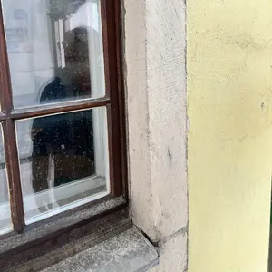 Vor der Sanierung: Die alten Fenster und die Natursteingewände sind stark sanierungsbedürftig. 