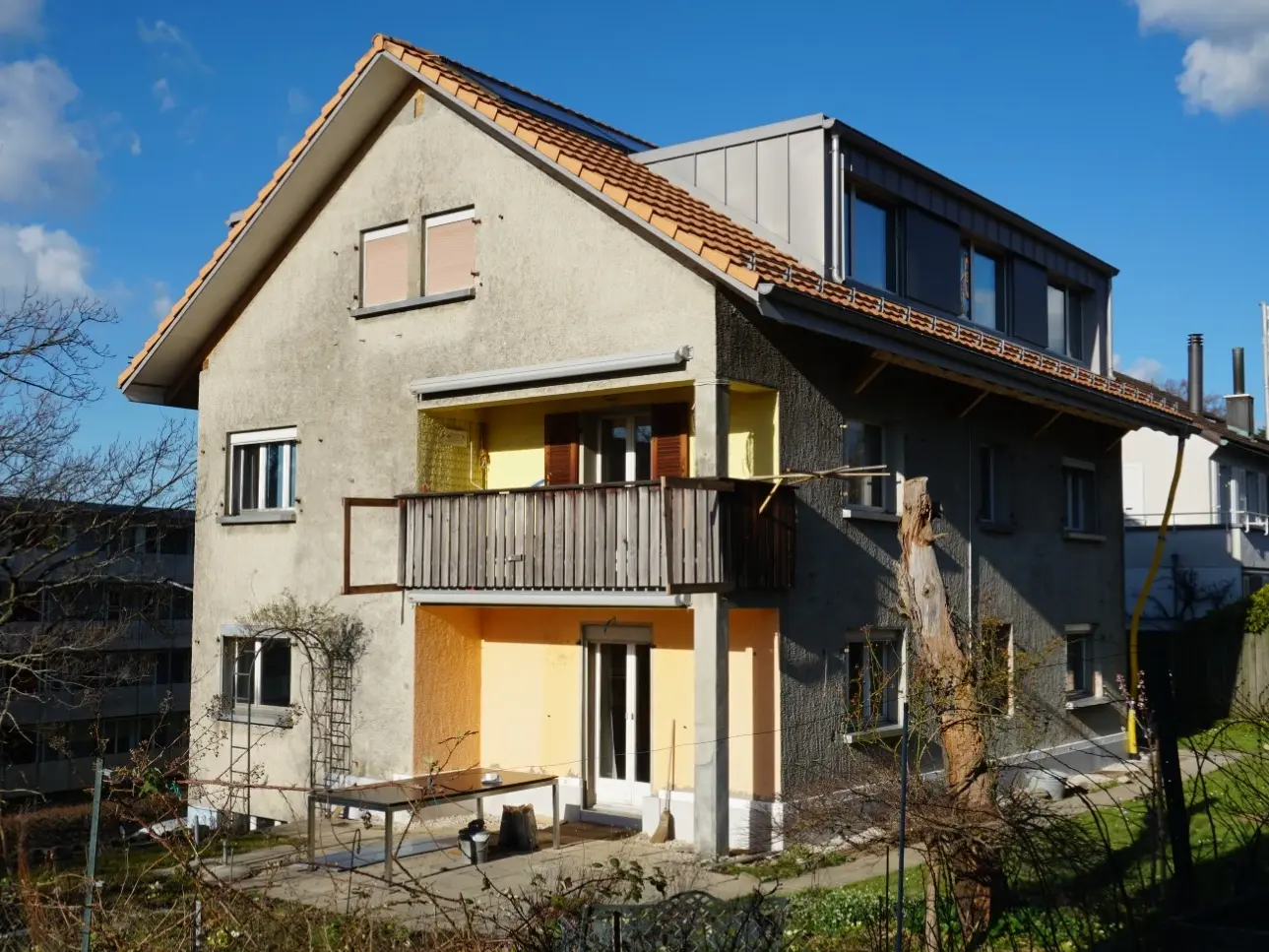 La maison individuelle avant la rénovation : crépi grisé et absence d'isolation thermique