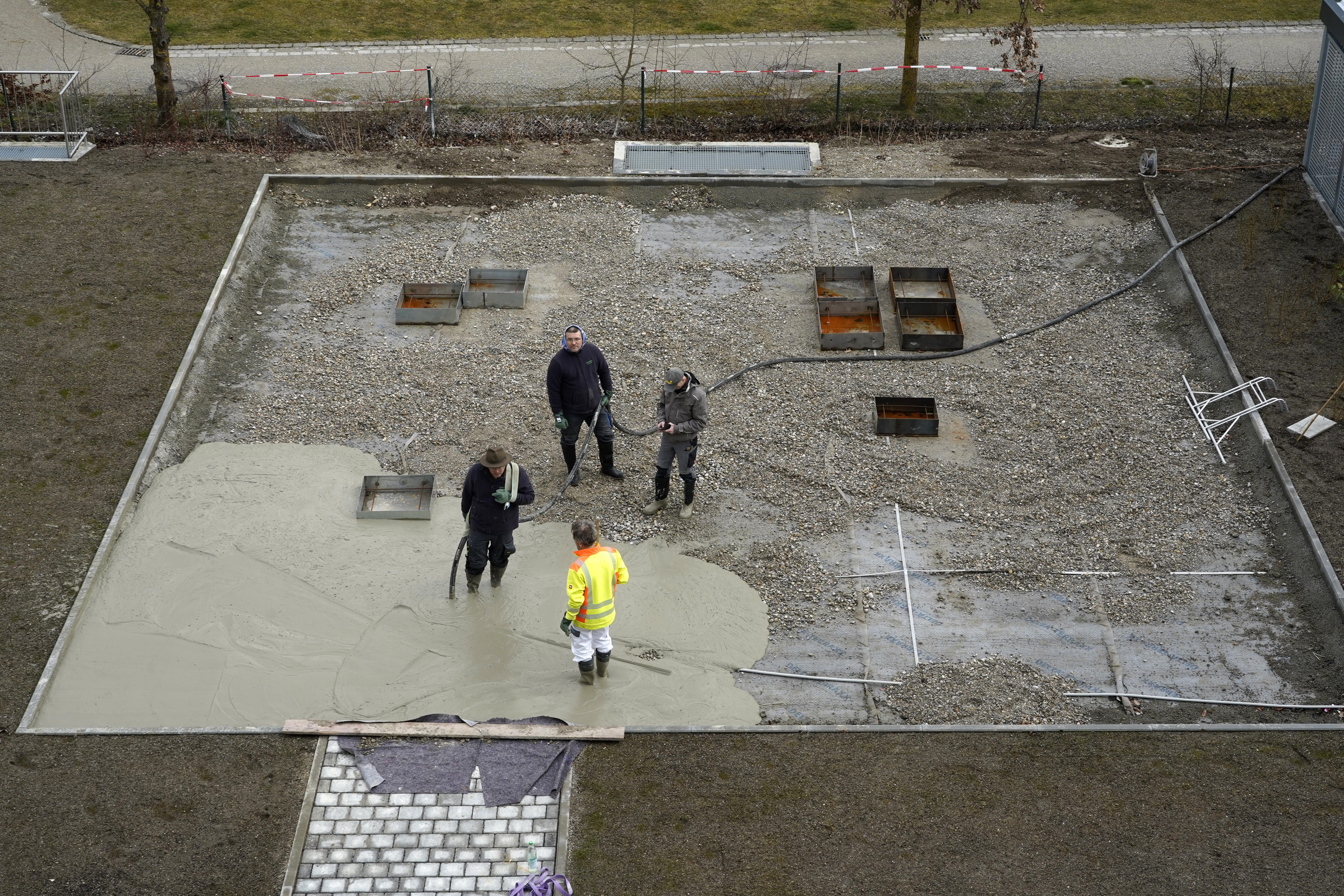 Mitarbeiter bei einer Flachdachdämmung