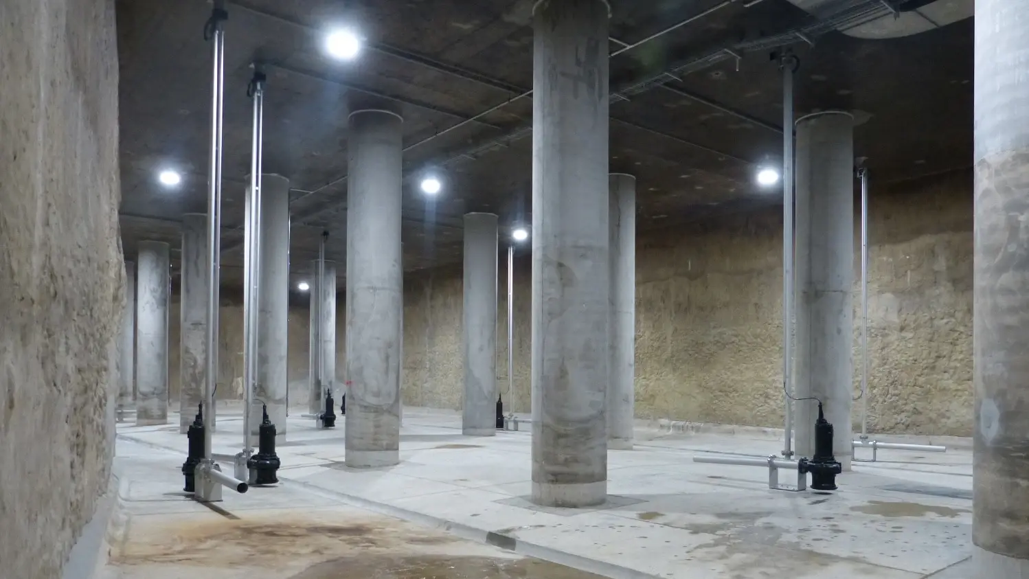 Das Innere des Regenrückhaltebeckens mit zwölf Säulen aus Beton und einem Betonboden