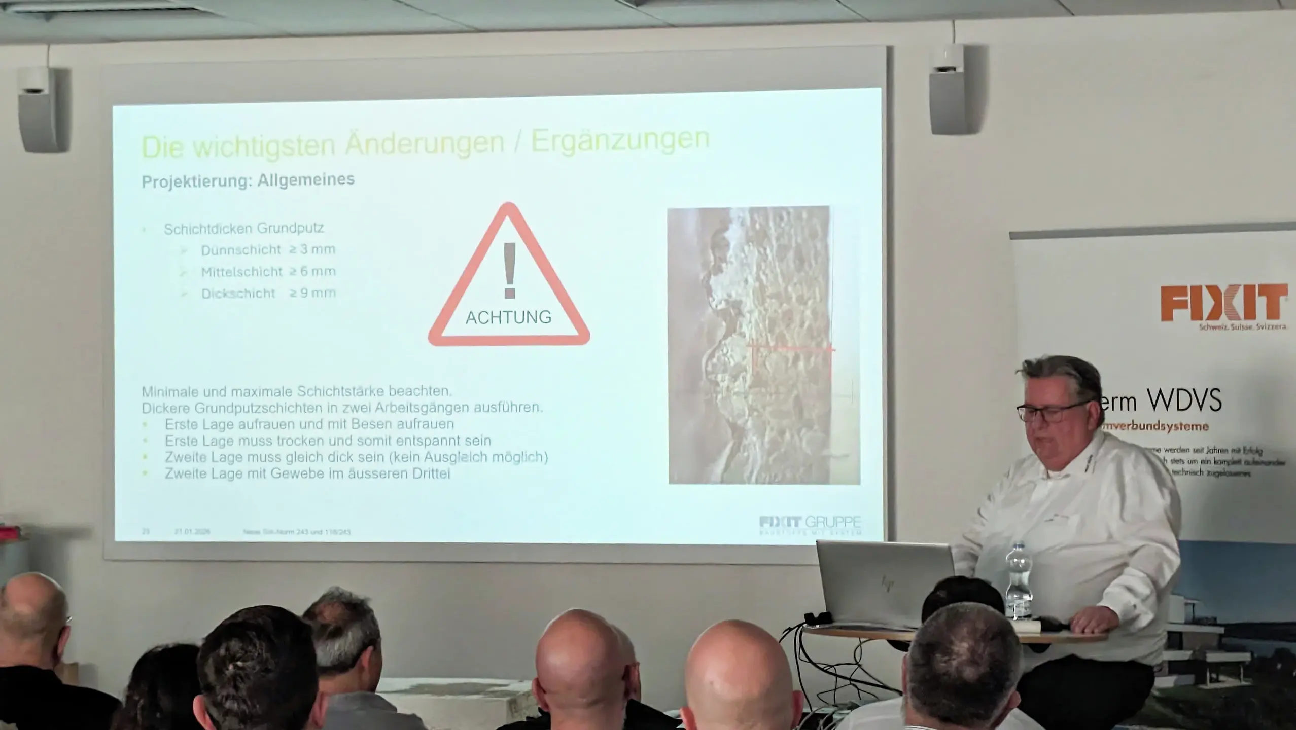 Folie zur SIA-Norm 243 Erklärung Schichtdicke des Grundputzes mit Achtung-Hinweis