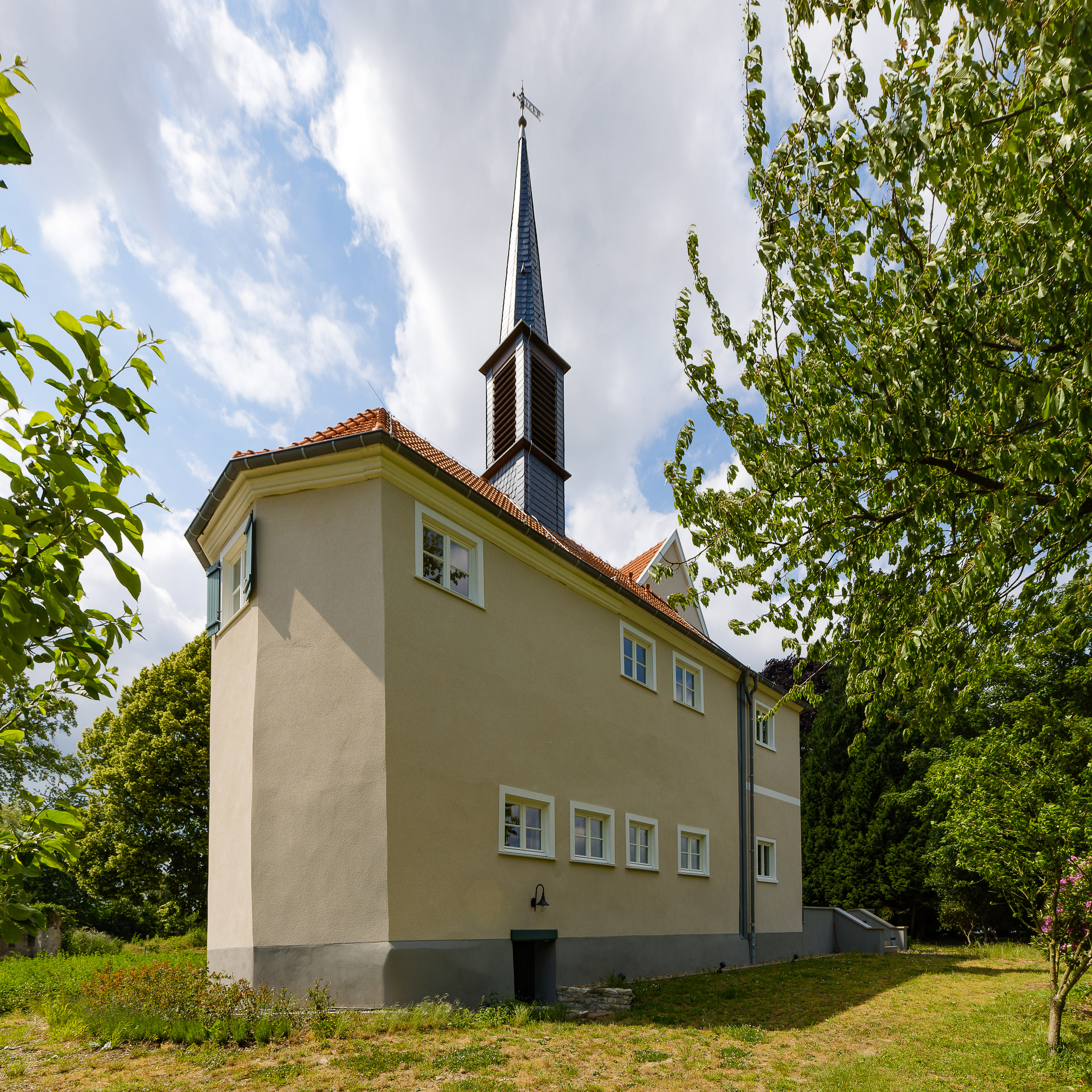 Besonders bei der Kapelle kann man die  hohe architektonische Gestaltungsqualität  der steinfühligen Putzoberfläche  erkennen.