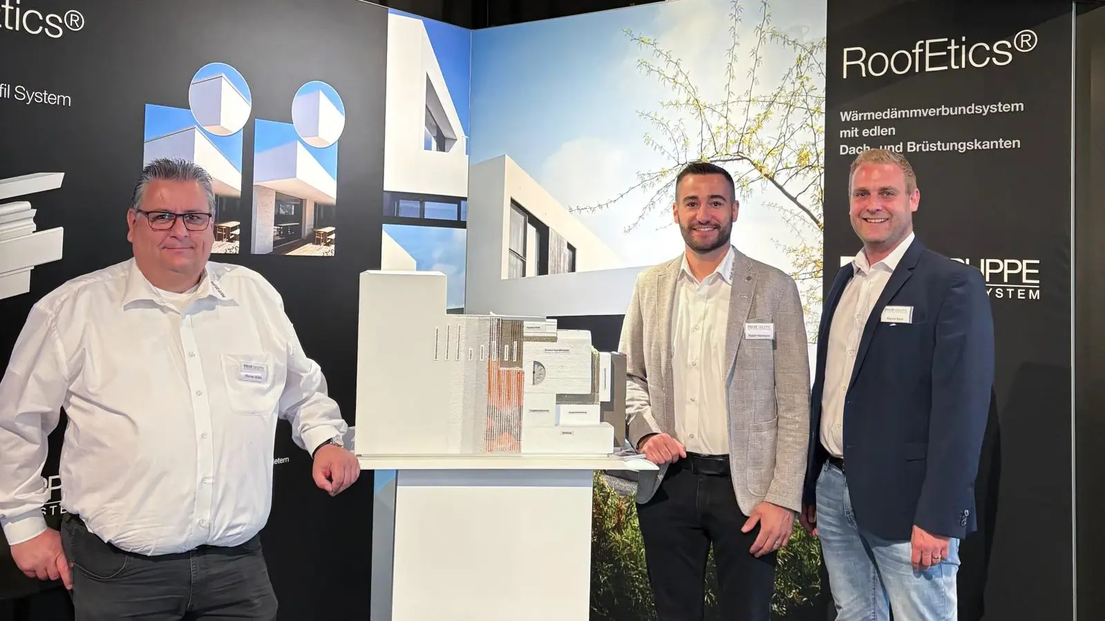 Gruppenbild Messestand FIXIT GRUPPE auf der ARCHITECT@WORK 2025 in Zürich von links nach rechts Werner Wälle, Ralph Hermann und Marco Kern
