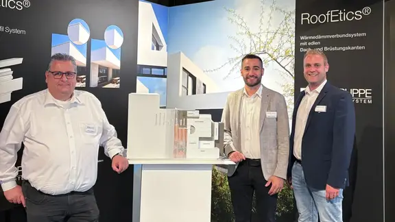 Gruppenbild Messestand FIXIT GRUPPE auf der ARCHITECT@WORK 2025 in Zürich von links nach rechts Werner Wälle, Ralph Hermann und Marco Kern