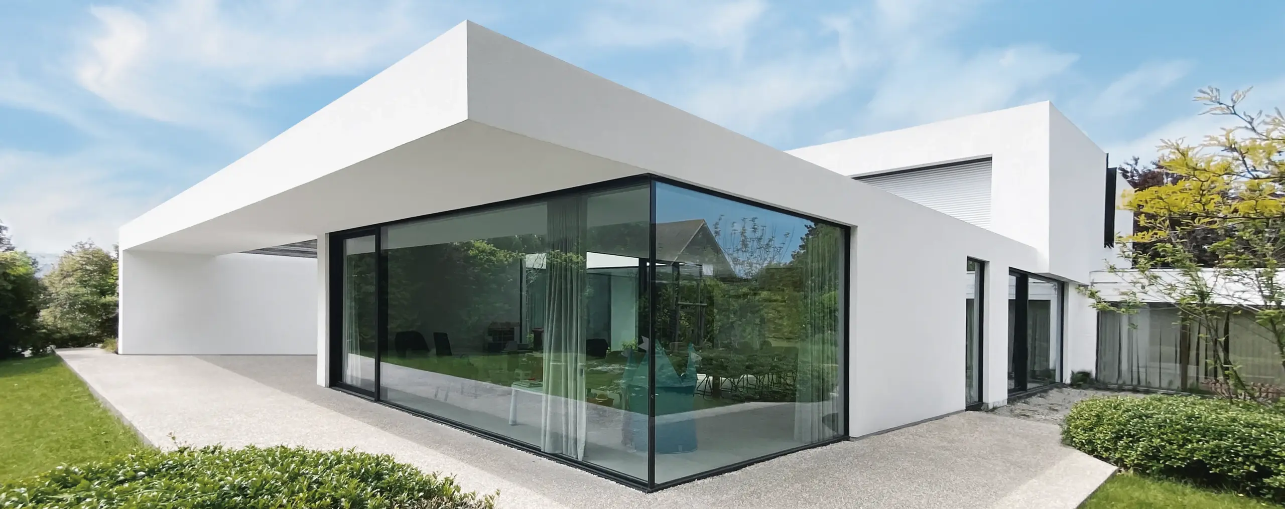 Modernes Gebäude mit RoofEtics® System und präzisem Fassadenabschluss ohne sichtbare Attika-Dachkante am Flachdach