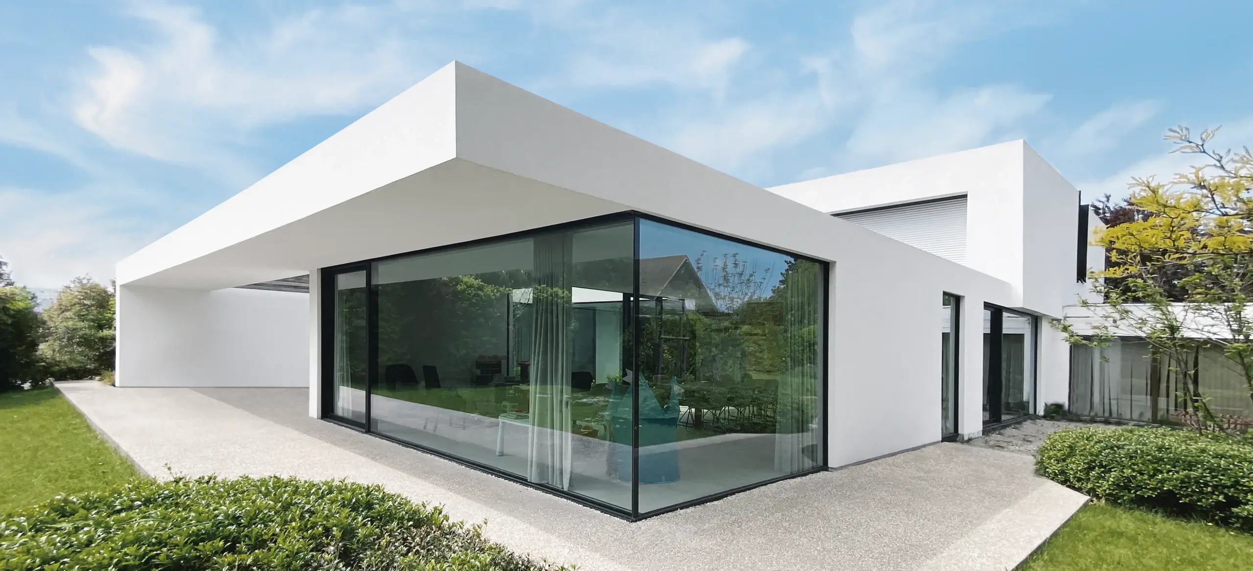 Architektonisch klar gestaltetes Gebäude mit ruhiger Fassadenansicht und reduziertem Flachdachabschluss durch das RoofEtics® System