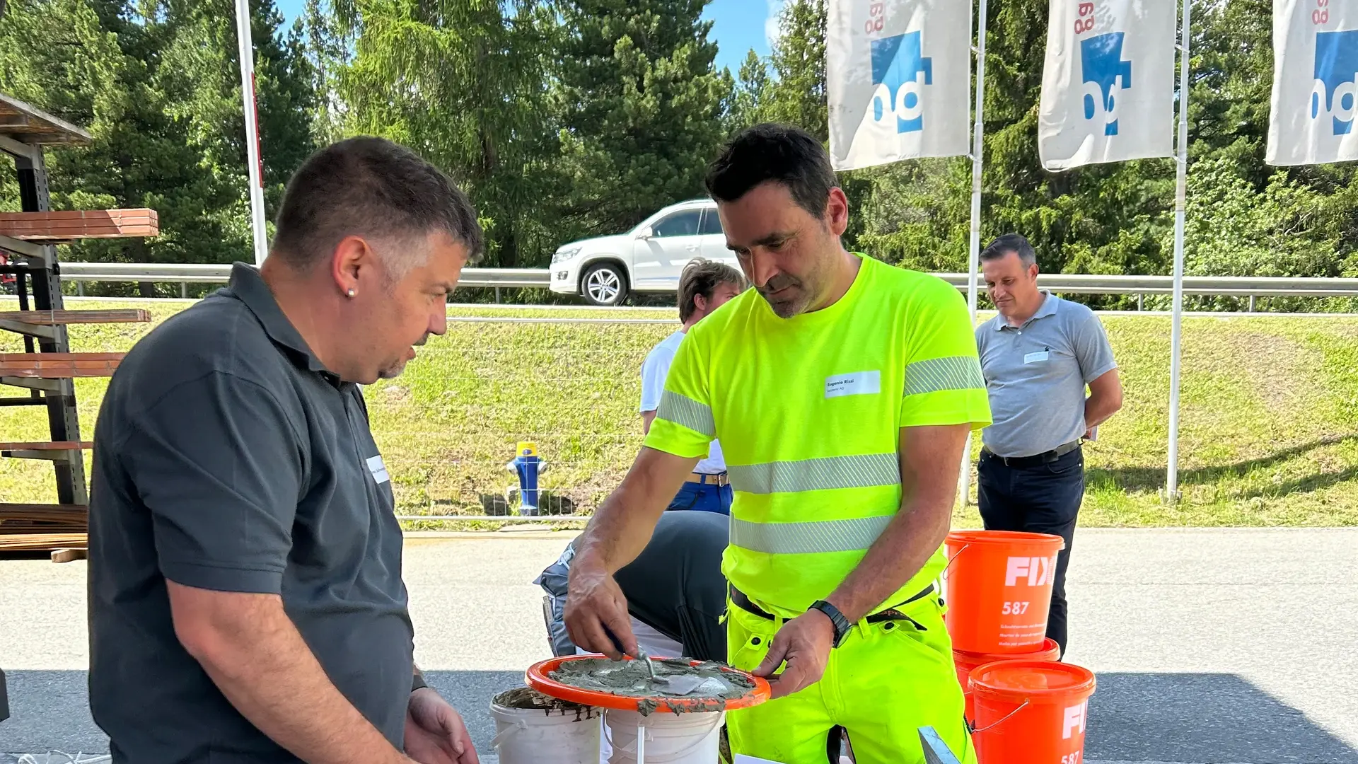 Remo Schwendener von Fixit zeigt ein Produkt aus Bereich Garten- und Landschaftsbau einem Besucher zum Testen