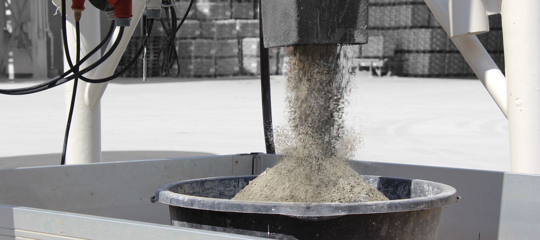 Beton fließt aus der Betontankstelle heraus