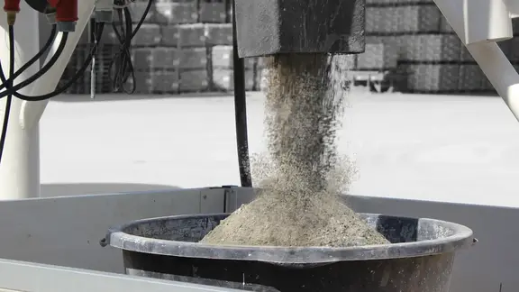 Beton fließt aus der Betontankstelle heraus