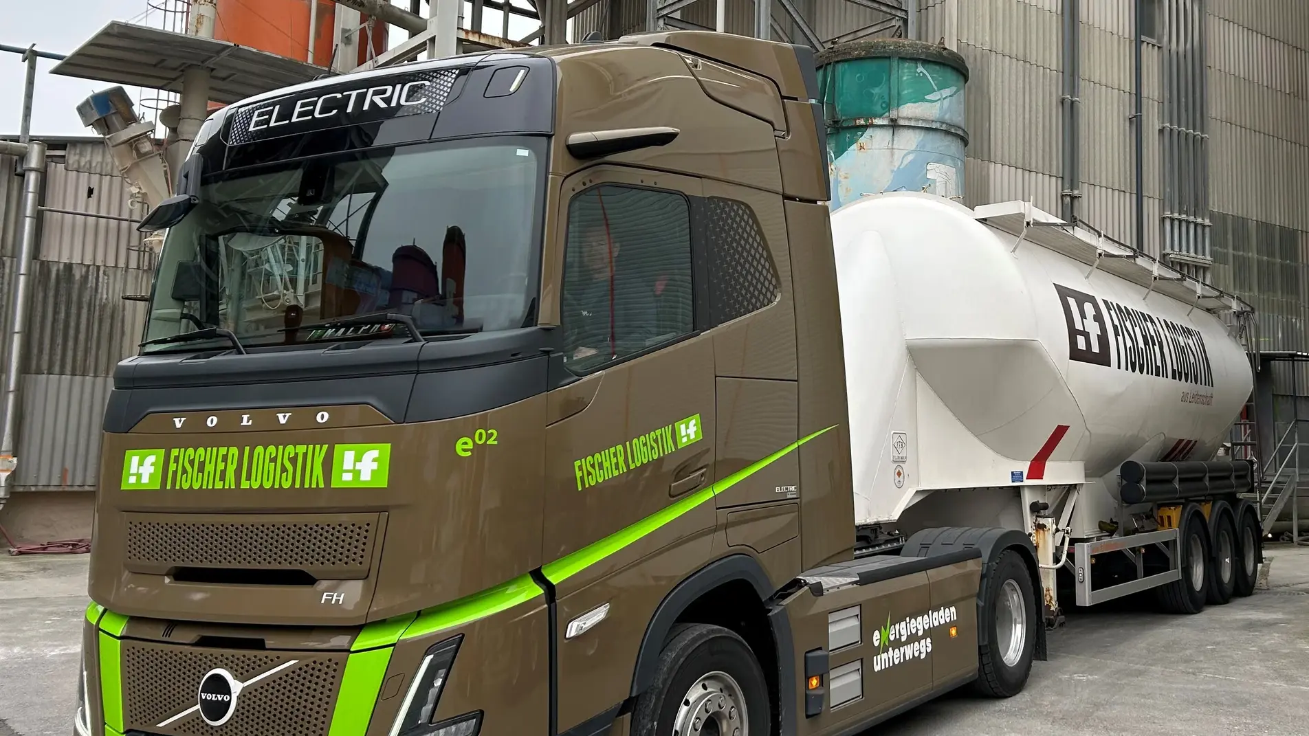 Fischer Logistik E-Truck von Volvo auf dem Werksgelände der Fixit AG in Holderbank
