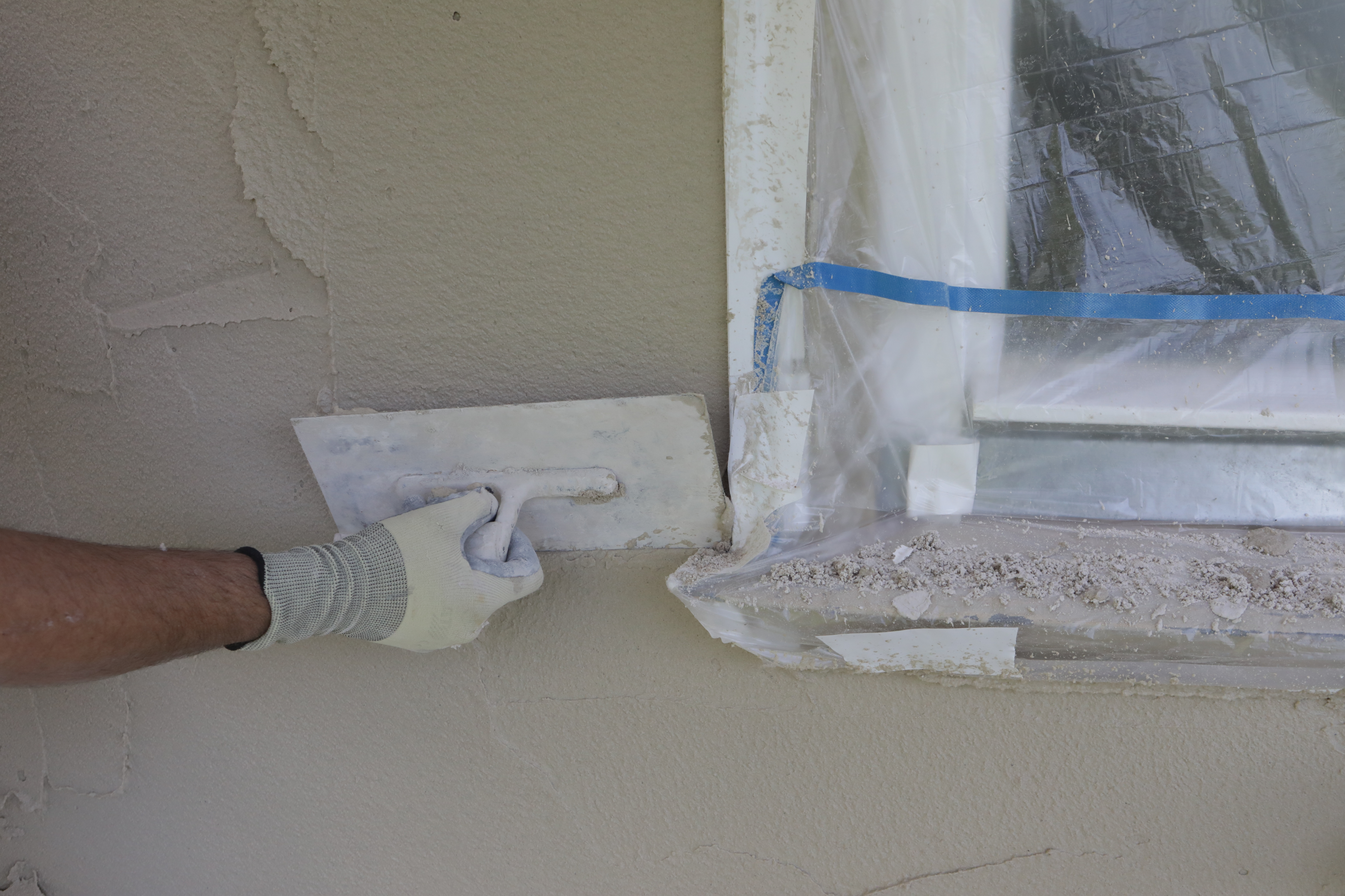  The plastering of the exterior façade around the window is carried out professionally.