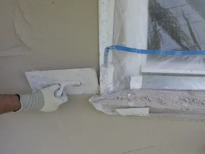 Die Verputzung der Außenfassade rund um das Fenster wird fachgerecht ausgeführt.