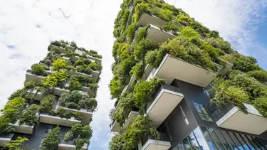 Künstliche Visualisierung von zwei Hochhäusern mit extremer Begrünung der Balkone