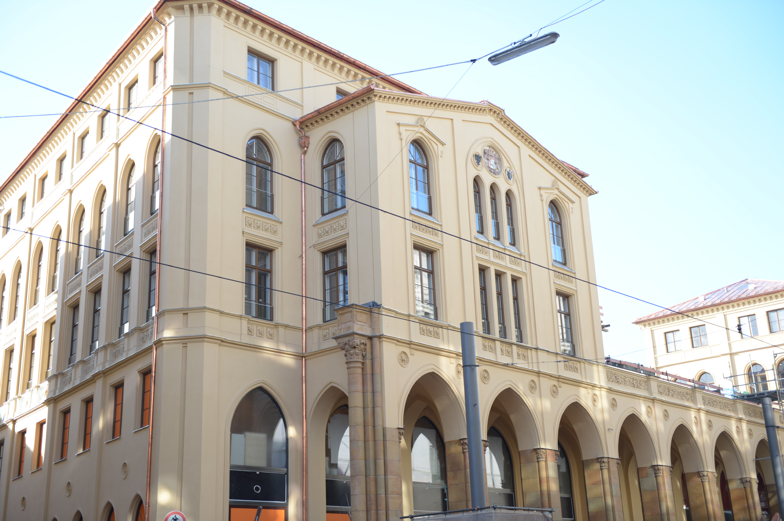 Saniertes, denkmalgeschütztes Gebäude „Münzarkaden“ 