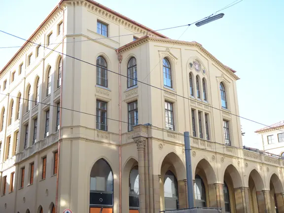 Saniertes, denkmalgeschütztes Gebäude „Münzarkaden“ 