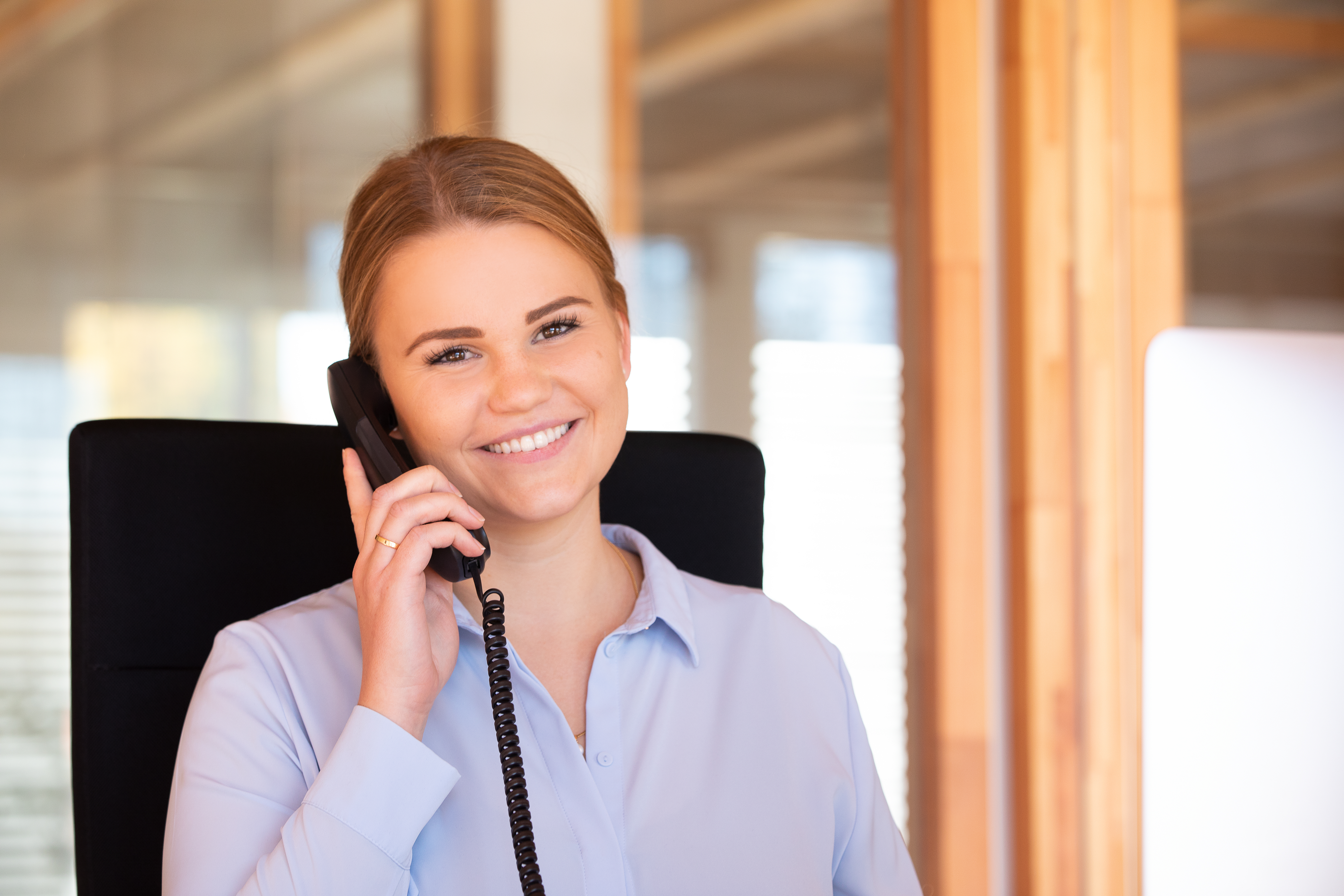 Die Frau während eines Telefongespräches 