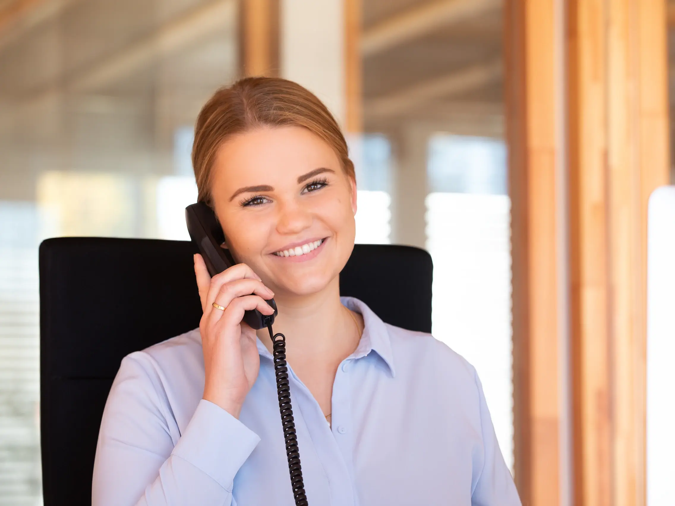 Die Frau während eines Telefongespräches 