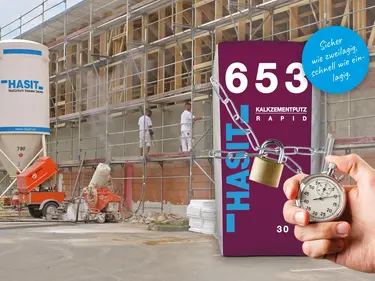 Ein Produktbild des HASIT Kalk-Zementputz Rapid 653 im Vordergrund einer Baustelle.