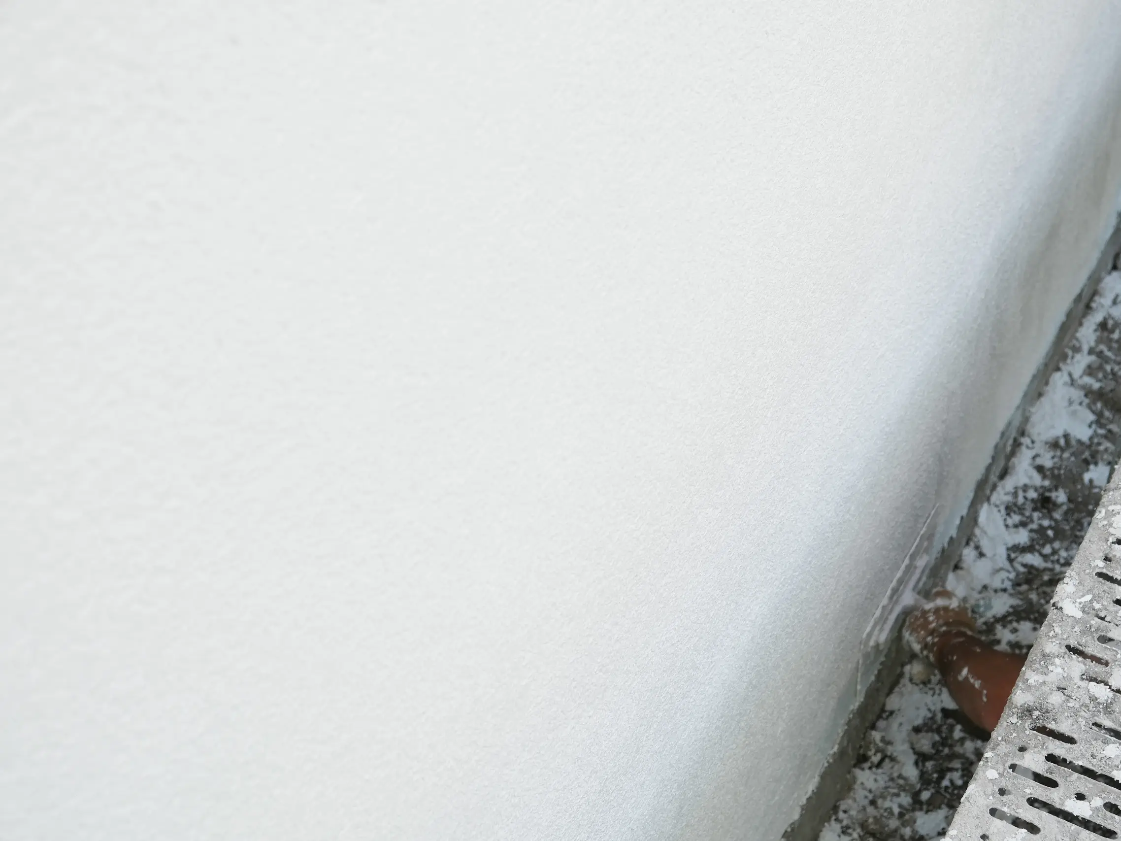 Surface du tonneau crépie en blanc en détail