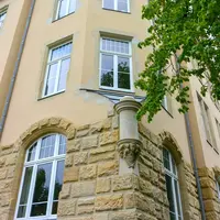 Detailansicht der neu sanierten Fassade mit erhaltenem historischem Charme.