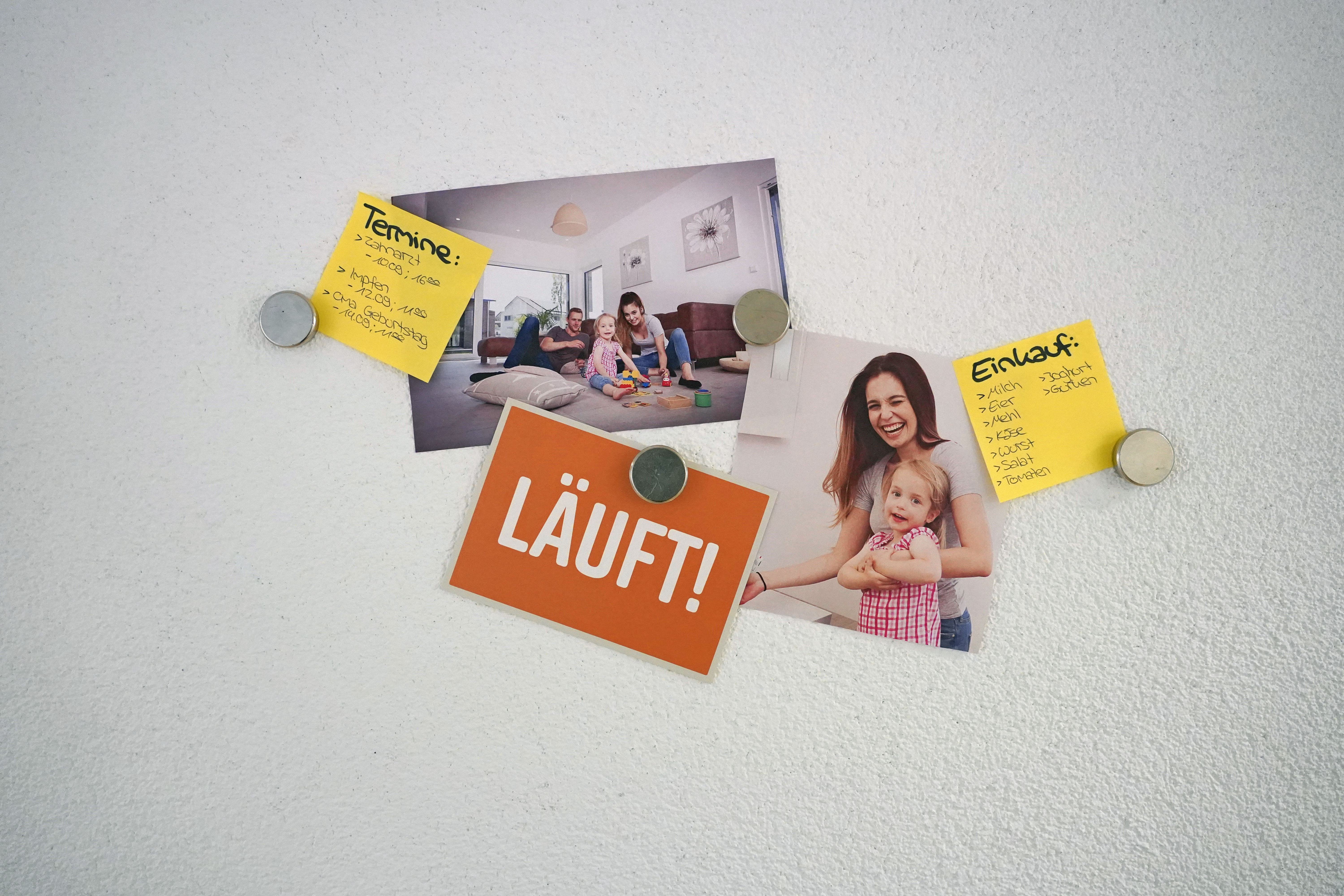 Wand mit Magnetputz mit angebrachten Bildern