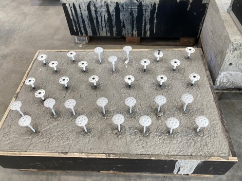 Mittels Dübel verankern